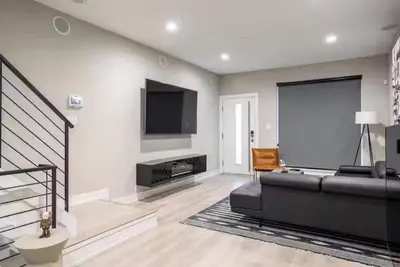 Image de Cozy Unique Modern Home