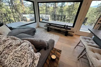 Image de Charming cabin nestled in pine trees and surrounded by beautiful mountains