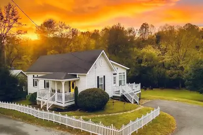 Image de Smoky Mountain Wizard House, Hot Tub, Floating Candles, Private Creek, Big Yard