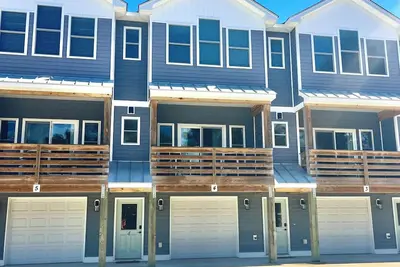 Image de Centrally Located Townhome - 2 Master Bedrooms - Fireplace - Private Garage - T4
