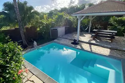 Image de villa familiale avec piscine et spa aux trois ilets