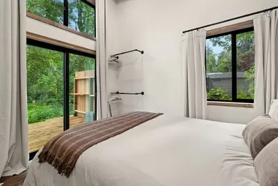 Cozy creekside cabin with Ac