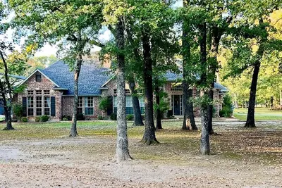 Image de Beautiful Custom 4 bed with pool home with 3 acres. Private spacious backyard.