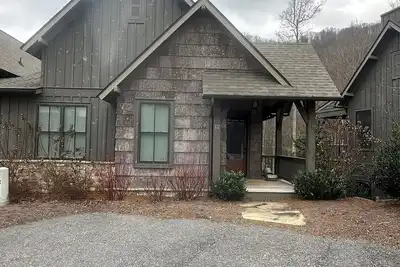 Image de Charming mountain lake retreat with outstanding amenities.