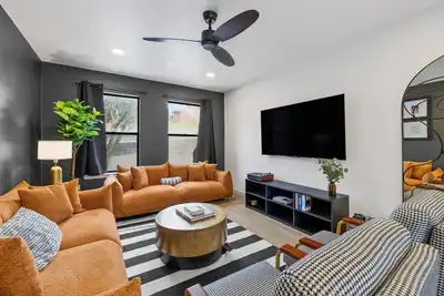 Image de Zilker Park | Theater | Game Room | Sleeps 14!