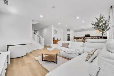 Image de Perfect Blend: Suburban Living with Modern Comfort