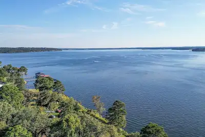 Image de Lake Palestine Modern Cottage Game Room, Firepit, Green Kitchen