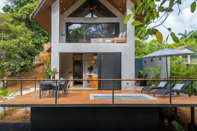 Image de Bali Style 2-bedroom with salt water Pool, deck, outdoor bathtub, yoga deck