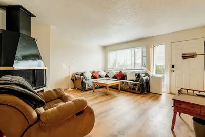 Image de 2 Mi to Dtwn Reno & Unr: City-View Townhome!