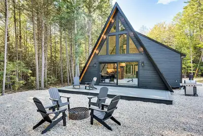 Hike, Ski & Explore: Serene Danbury Cabin w/ Sauna