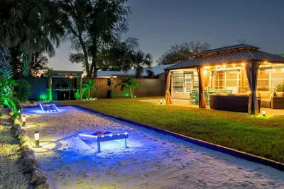 Image de Sand & Surf Home w/ Backyard Games & Fire Pit -  10 mins from the Beach!