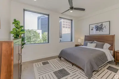 Image de Chic Downtown Tulsa / Beacon 2br Stay