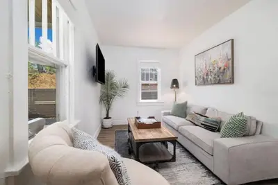 Image de Cozy 2-bedroom house with a big pet friendly yard in Northwest Denver