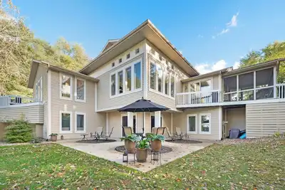 Image de Spacious Lakefront Escape-Perfect for Family, Friends, Yoga or Writing Retreats