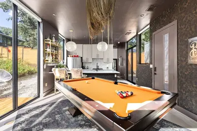 Image de Luxury Downtown Austin Guest House-2br/2. 5ba-Billiards Lounge-Patio-Parking