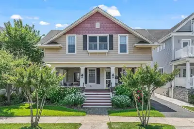 Image de 2 Blocks from the Beach with Pool