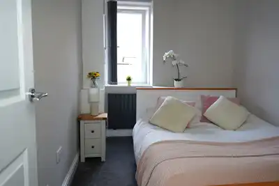 Modern 3-Bed Flat- Prime Location- long stays welcome