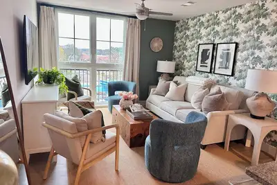 Image de Walk To Double Decker Art Festival On The Historic Square! Sleeps 7!