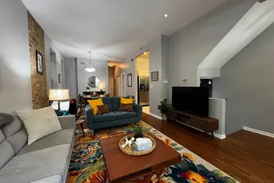 Image de Stunning Fully Furnished 3br/3ba Mid-Century Modern Duplex in Historic Old Town
