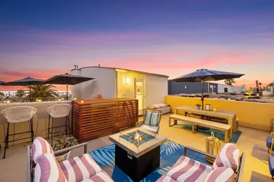 Image de Beachside Luxury • Rooftop Deck & Panoramic Views