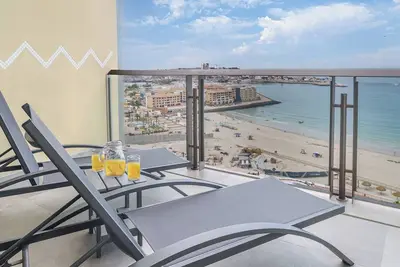 Image de One 1407b: Elegant Beachfront Getaway with Unmatched Views