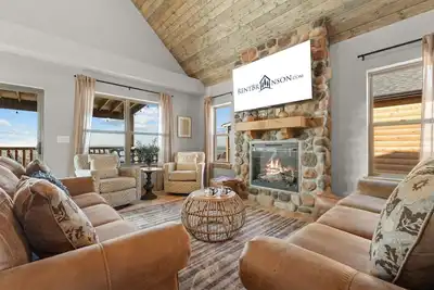 Image de Table Rock View Log Cabin with Private Hot Tub, Firepit, Lake Access & Free Attraction Tickets