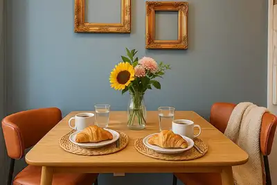 Image de Sleeps 5+Floriographic+King Bd Loft+Walk Score 98