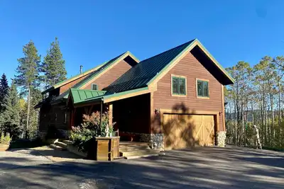 Image de Luxurious & Spacious home on 8 acres with 4-bedrooms +Office, 45min from Calgary