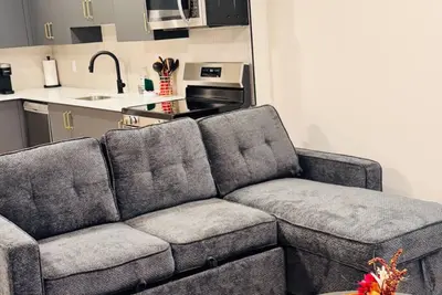 Image de Beautiful walk out basement suit in south east Calgary