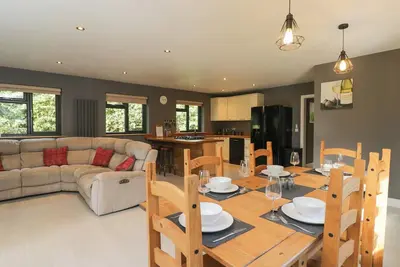 Image de Willow Cottage, pet friendly, with a garden in Whiteparish