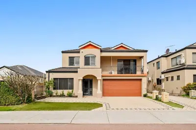 Image de Coastal Luxury Retreat · Steps from the Beach