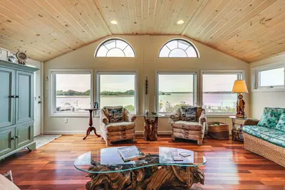 Image de Dock + Water Access: Charlestown Beach Escape!