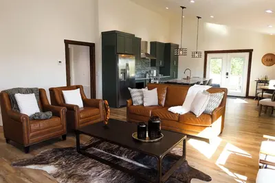 Image de Welcome to FarRhode Stable! A new, charming, 3 bedroom, 2-bathroom luxury condo perched above a beautiful barn. You will feel like a true Kentuckian with the gorgeous views of horses, cattle, donkeys, & even ducks! Book now for a perfect stay!