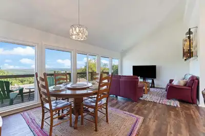 Image de Stylish Lake View Retreat with Balcony