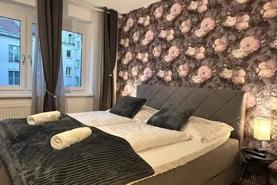 Image de Bright & Modern Apartment | Near Metro | Sleeps 4