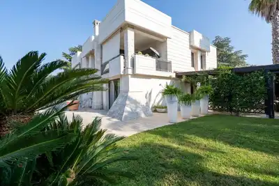 Image de Beatrice: regal residence with wide garden