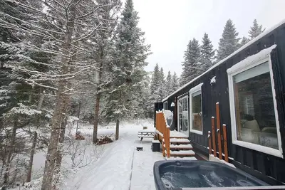Image de Spa et Vue sur la Rivière | Le Conteneur Caché