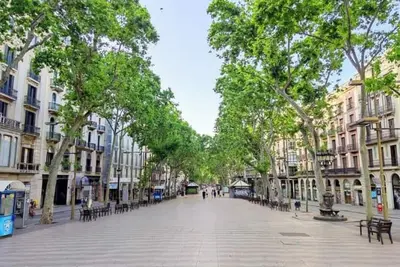 Image de Charming City-Center Apartment with Balconies & Iconic Views