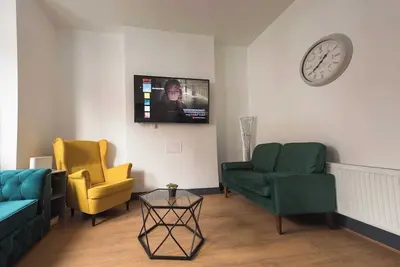 Image de This house is a 5 bedroom(s), 2 bathrooms, located in Belfast, Northern Ireland.