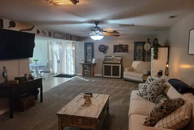 Image de Step Back In Time to a charming 2-bedroom lower level house in adorable Eudora