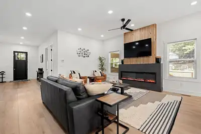 Image de Pool table + Ping pong + King bed + 10 mins to Dt