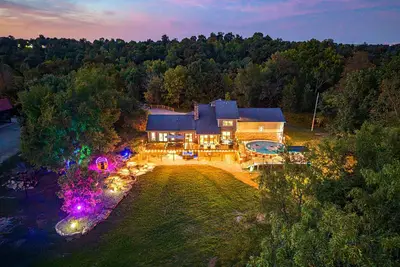 Image de Lux lodge~3 Mi to Bardstown~SpkEZ~Hot Tub~Game Rm