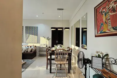 Image de Cozy Corner: Pet-Friendly 1br with Sweeping City View