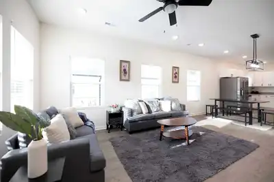 Image de 4 Min to Downtown | 10 to Elon | Car Rental Avail.