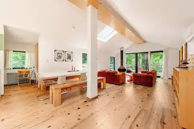 Image de Light-filled design cabin by lake w/ hot tub, sauna and cold plunge