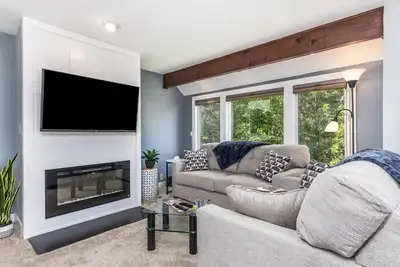 Image de 3br, 3ba End-Unit Townhouse w/ Foosball