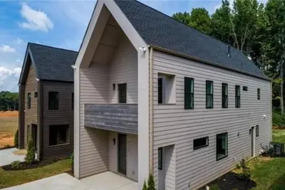 Image de Family-style Scandinavian-designed home sleeps 10