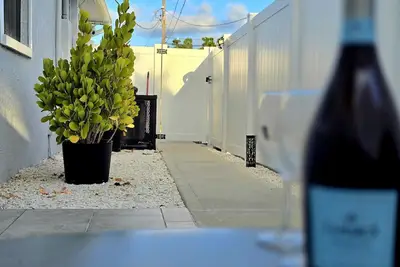 Image de Left Apt. 2br| 7` Tpa Airport| Ac| Pkng| Wine| Hsia