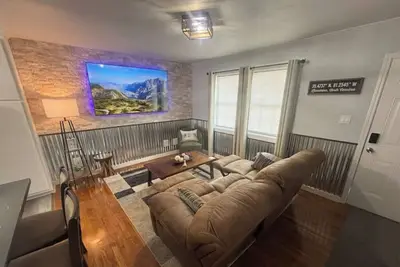 Image de 2 Homes in 1, Sleeps 8, Nintendo, Interactive Led Art, Big Parking, Ev Charger