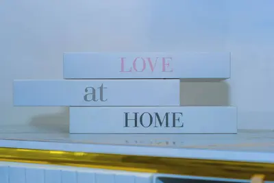 Image de Comfort Home's with Swimming Pool Gym restaurant inside the apartment.